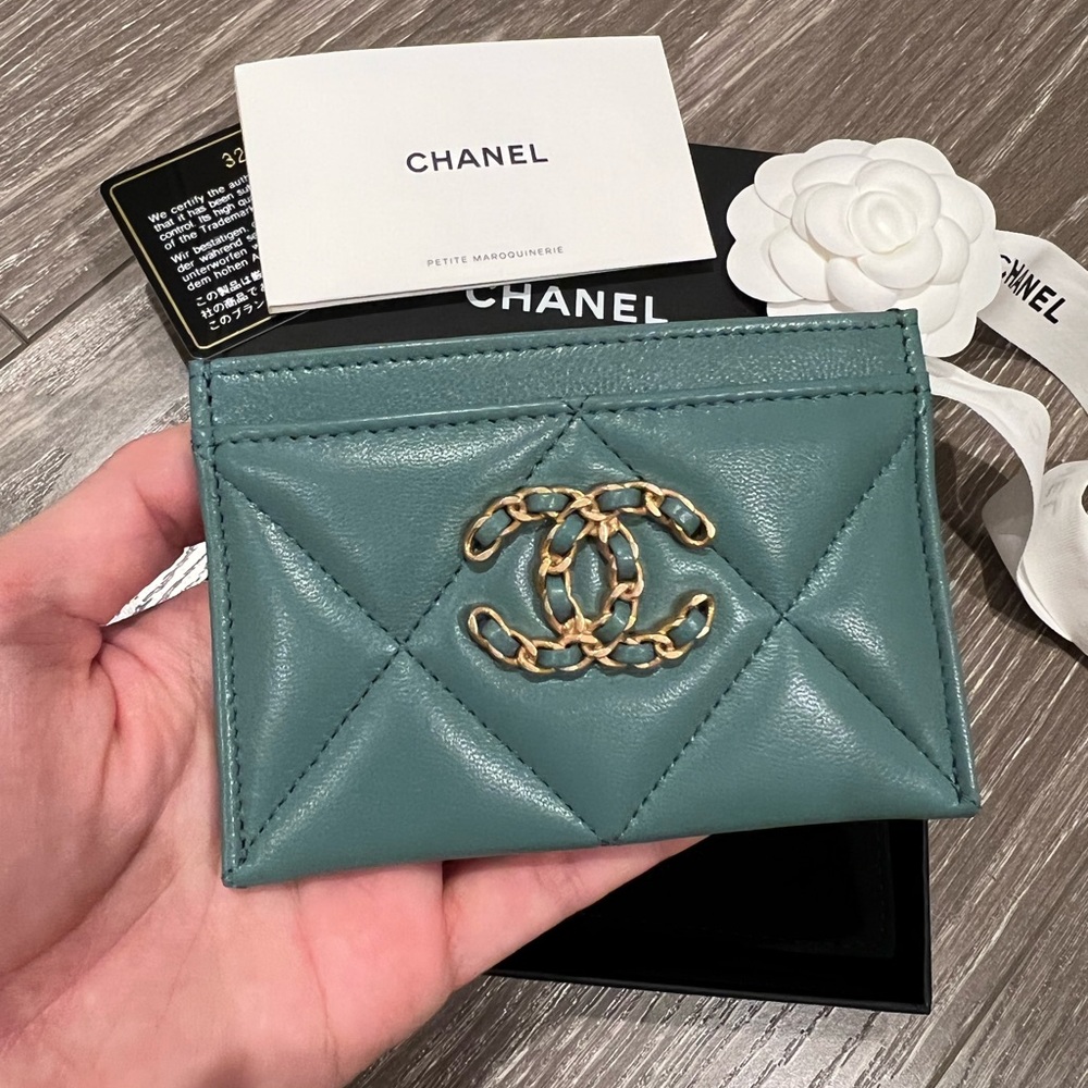 CHANEL Teal Quilted Leather Card Holder with Gold CC Logo - Picture 1 of 7